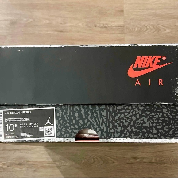 Air Jordan 3 “White Cement” size 10.5 used with original box 📦 DM3707-100 - Picture 7 of 7